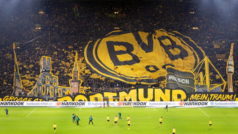 Anschließend feiern die Anhänger der Schwarz-Gelben selbstverständlich auch ihren BVB - ganz langsam wird das Vereinslogo ausgerollt...
