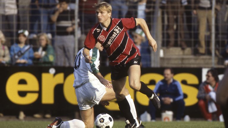 Lajos Detari war damals der teuerste Spieler der Welt. Für den Ungarn zahlte Olympiakos Piräus 1988 umgerechnet 8,7 Millionen an Eintracht Frankfurt. Der Spielmacher wurde kurz nach dem Titel der Reds von Roberto Baggio als Transferkrösus abgelöst.