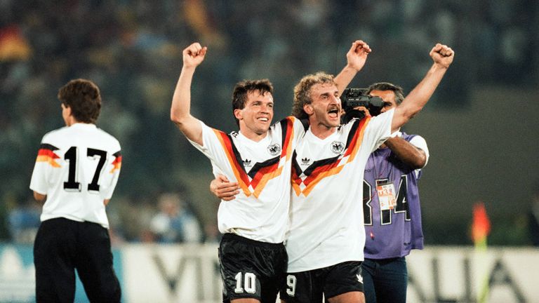Und bei den Nationalmannschaften? Deutschland war damals erst zweifacher Weltmeister, holte aber den dritten Titel kurz nach dem Titelgewinn der Reds. Bei der WM 1990 in Italien siegten Lothar Matthäus, Rudi Völler & Co. im Finale gegen Argentinien.