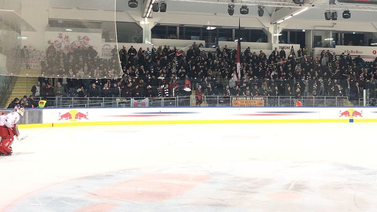 Eishockey statt Europa League: Die Fans von Eintracht Frankfurt fanden am Abend in Salzburg eine andere Beschäftigung.