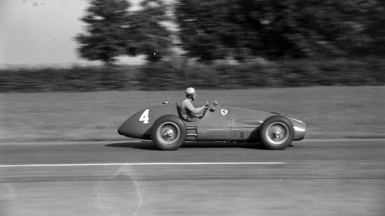 1953: Alberto Ascari im Ferrari 500.