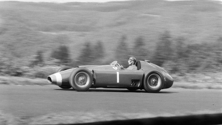 1956: Juan Manuel Fangio im Ferrari D50.