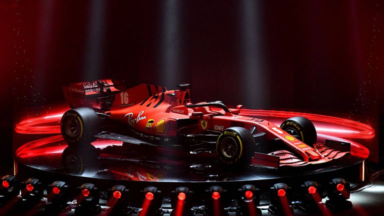 #5 - Sebastian Vettel: Auf dieser Ferrari-Motorhaube wird auch in diesem Jahr die Nummer fünf stehen, die den Piloten schon in seiner Jugend begleitete. Ginge es nach dem vierfachen Weltmeister, ändert sich diese allerdings wieder zur eins.