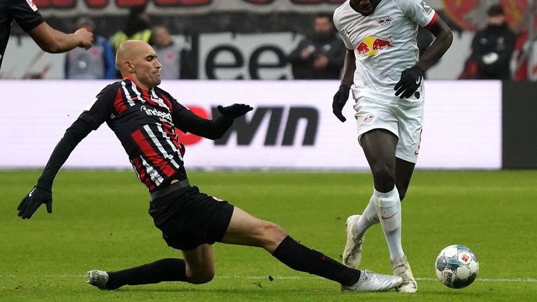 Bas Dost (links) musste zuletzt aufgrund von Magen-Darm-Problemen aussetzen. Gegen Dortmund steht er wieder im Kader. 