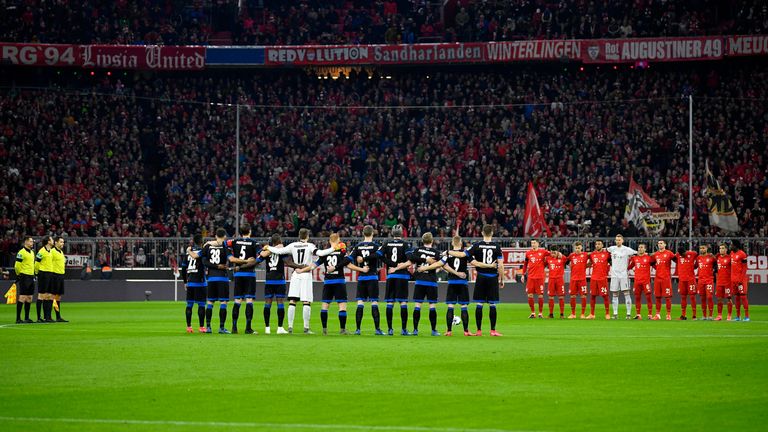 In der Bundesliga halten die Mannschaften vor dem Spiel eine Schweigeminute um der Opfer des Attentates von Hanau zu gedenken. Jetzt fordern Spieler und Verbände taten im Kampf gegen Rassismus und Diskriminierung.