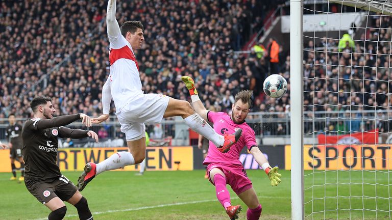 Mario Gomez gleicht bei St. Pauli aus. 