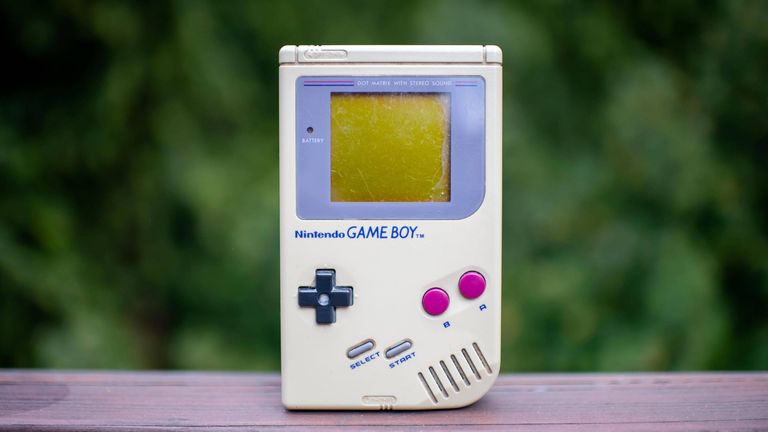 Mit dem ''gesparten'' Geld konnten sich die Leute vor 30 Jahren beispielsweise mit einem Gameboy eindecken. Die tragbare 8-Bit-Handheld-Konsole erschien 1989 und war 1990 einer der größten Verkaufsschlager.