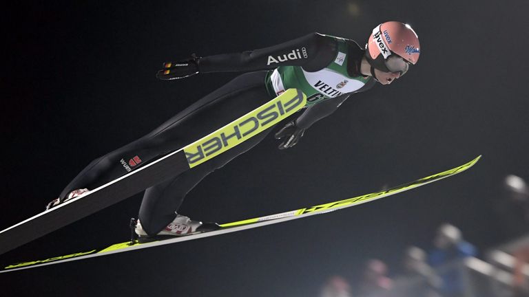 Karl Geiger wird hinter Stefan Kraft Zweiter beim Springen in Lahti.