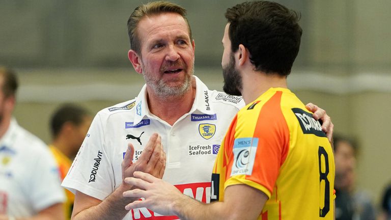 Löwen-Trainer Martin Schwalb im Gespräch mit seinem Spieler Romain Lagarde.