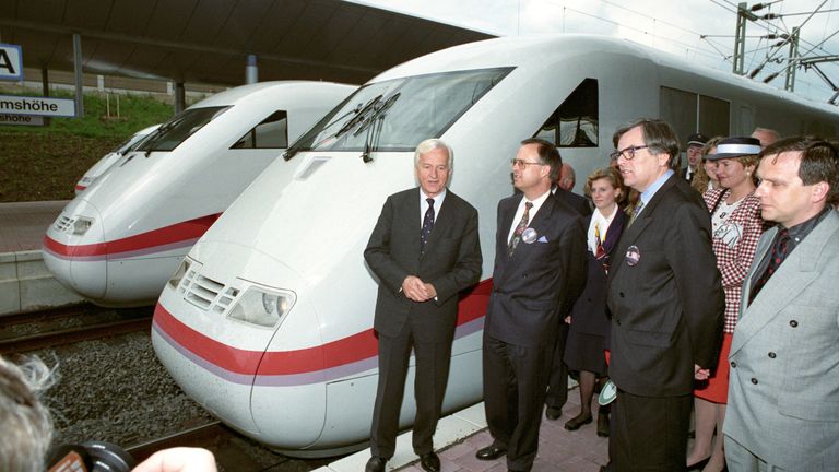 Auch ein Besuch bei Freunden oder Verwandtschaft war natürlich eine Möglichkeit - jedoch nicht per ICE. Der erste Intercity Express wurde erst im Mai 1991 eingeweiht.