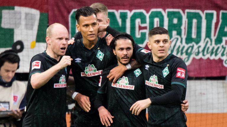 Werder Bremen führt in Augsburg. 