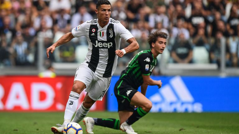 Spiel 921: Der spektakuläre Wechsel von Real Madrid zu Juventus Turin sorgt für eine Menge Wirbel. Auf dem Platz ist Ronaldo aber fokussiert wie eh und je - und trifft gegen Sassuolo am 16. September zum ersten Mal für seinen neuen Klub. 