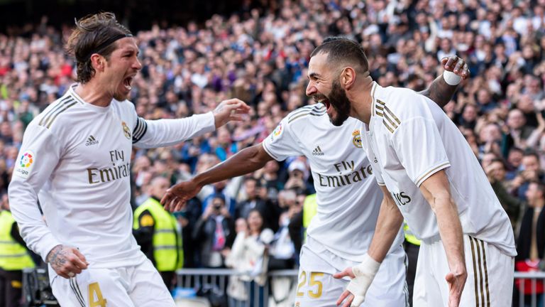 Karim Benzema lässt sich nach seinem Tor gegen Atletico Madrid feiern.