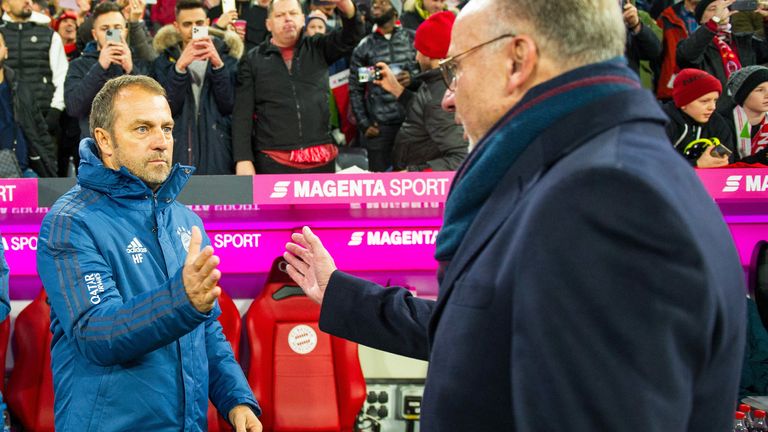 Bayern-Boss Karl-Heinz Rummenigge (r.) ist mit der Arbeit von Trainer Hansi Flick sehr zufrieden. Bleibt Flick über den Sommer hinaus Chefcoach des FCB?