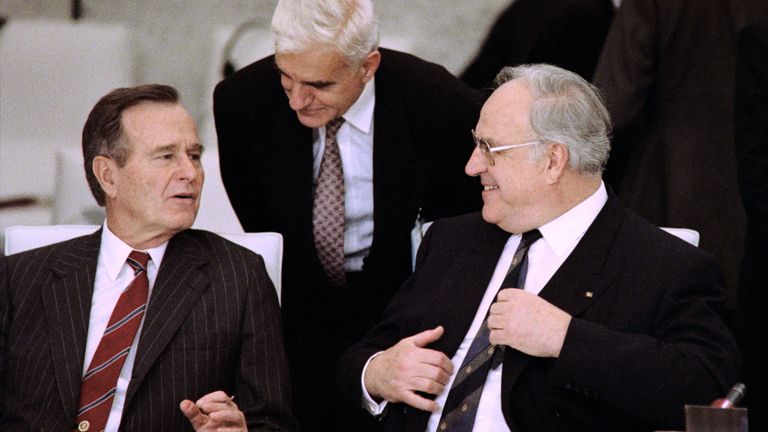 Bundeskanzler war zum damaligen Zeitpunkt Helmut Kohl (r.) - hier im Gespräch mit dem damaligen US-Präsidenten George Bush Senior.