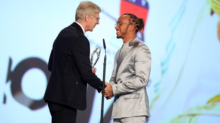 Bekam seinen Preis von Arsene Wenger überreicht: Mercedes-Pilot Lewis Hamilton (r.) 
