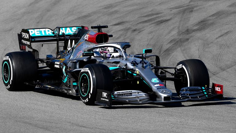 Weltmeister Lewis Hamilton durfte am zweiten Testtag in Barcelona auf die Strecke und testete umgehend ein neues Lenksystem von Mercedes.