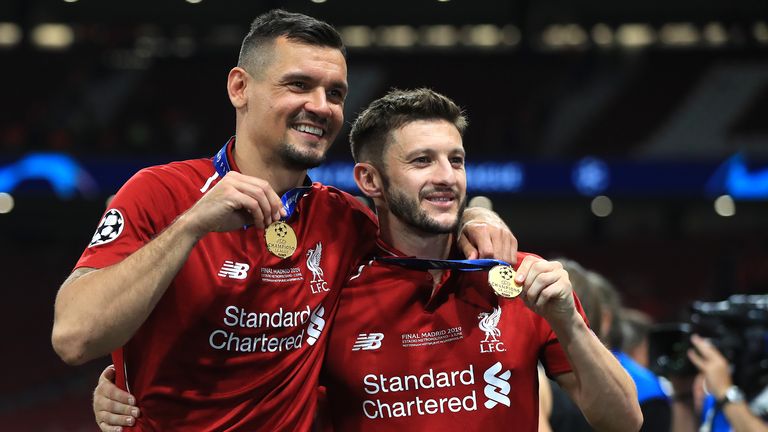 Aus dem aktuellen Kader der Reds waren beim Titelgewinn nur vier (!) Spieler geboren. Neben Dejan Lovren (l.) und Adam Lallana (r.) trifft dies auf Ersatztorhüter Adrian und James Milner zu. Zwei weitere Akteure kamen später im Jahr 1990 zur Welt.