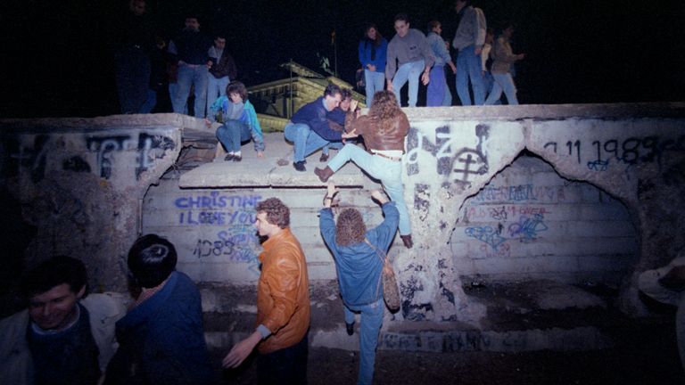Wobei sie den Titel natürlich nur für Westdeutschland für sich beanspruchen konnten, denn Deutschland war offiziell noch geteilt. Die Berliner Mauer fiel zwar 1989, aber zur Wiedervereinigung kam es erst am 3. Okt. 1990 - nach dem Triumph der Reds.