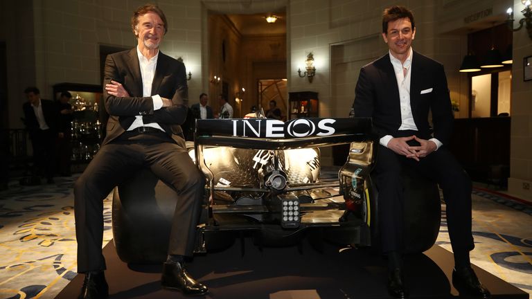 INEOS-Vorstand Jim Ratcliffe (links) und Toto Wolff (rechts) stellen die Lackierung des neuen Mercedes vor.