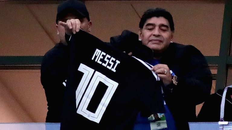 Diego Maradona äußerte sich nach dem Spiel Neapel gegen Barcelona kritisch über Lionel Messi