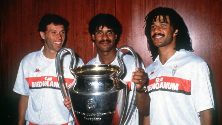 ... aber den Vorgänger der Königsklasse - den Pokal der Landesmeister - gewann 1989/90 der AC Mailand um die drei Oranje-Stars Ruud Gullit, Frank Rijkaard und Marco van Basten (von rechts nach links). Milan verteidigte 1990/91 den Titel.