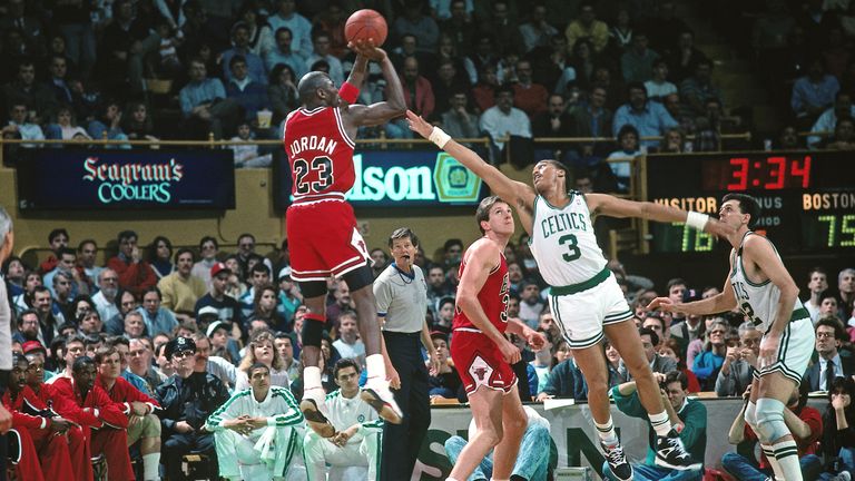 In den USA dominierte derweil ein gewisser Michael Jordan die NBA. Zwar hatte der wohl beste Basketballer der Geschichte noch keinen seiner sechs Ringe gewonnen, aber überragte mit 33,6 Punkten im Schnitt. Den Titel holten die Detroit Pistons.