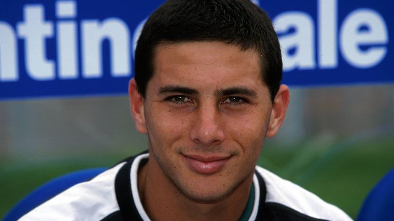 Schwer zu glauben, aber tatsächlich wahr: Claudio Pizarro war beim letzten Titelgewinn des FC Liverpool noch nicht aktiv, sondern erst elf Jahre alt. Der Peruaner wechselte 1999 aus Lima in die Bundesliga zu Werder Bremen.