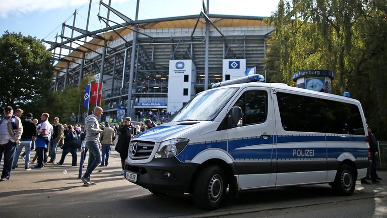 Die Gewerkschaft der Polizei bezeichnet den Pyro-Test in Hamburg als ''blauäugig und sehr riskant''.