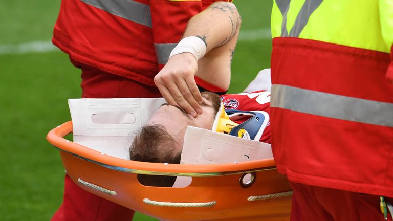 Kölns Abwehrspieler Rafael Czichos muss beim Spiel gegen Hertha BSC nach einem Zusammenprall ins Krankenhaus eingeliefert werden. 