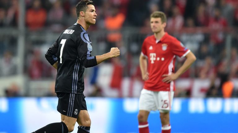 Spiel 849: Auf dem Weg zum Champions-League-Titel 2016/17 wird Ronaldo im Halbfinale gegen die Bayern zum ersten Spieler, der in der Königsklasse 100 Treffer erzielt. Thomas Müller ist verständlicherweise weniger begeistert. 