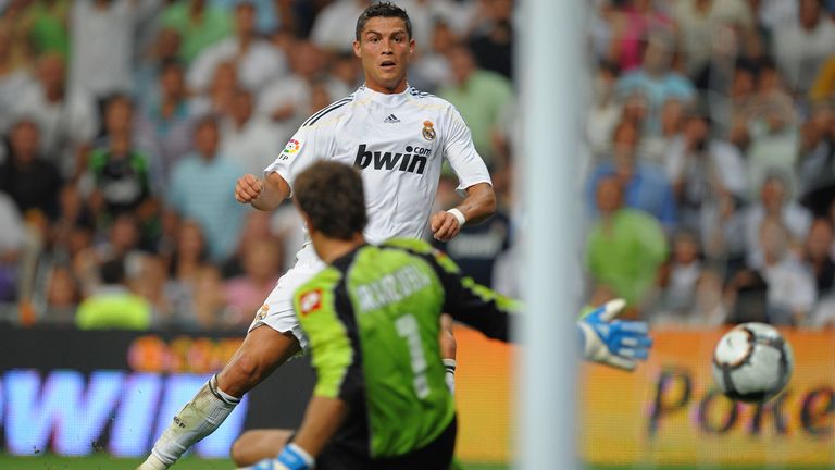 Spiel 393: In der Liga-Partie gegen Deportivo La Coruna erzielt Ronaldo sein erstes Tor für Real Madrid. 