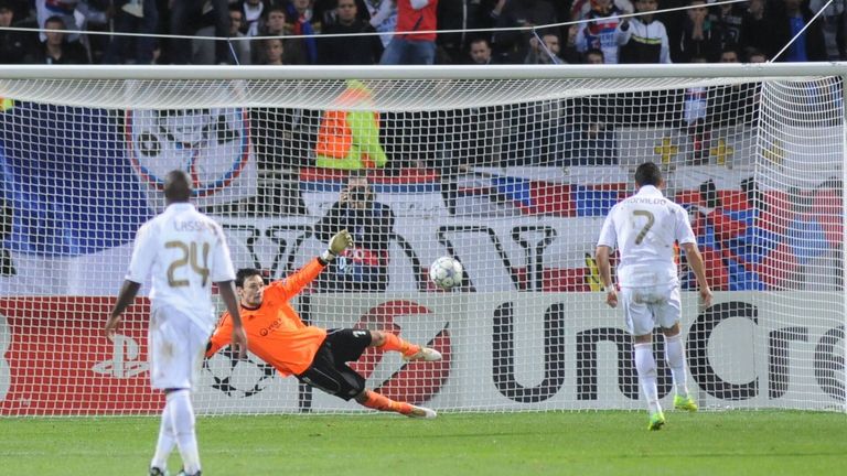 Spiel 518: Ronaldo verwandelt einen Elfmeter in der Königsklasse gegen Lyon. Es ist sein 100. Treffer für die Königlichen. Der Angreifer benötigte lediglich 105 Spiele für diese Marke. 