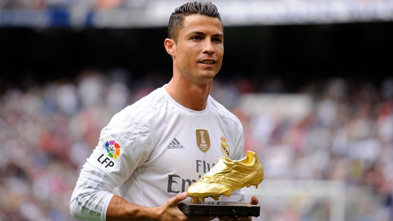 Spiel 758: Das Timing stimmt: Vor der Partie gegen Levante im Oktober 2015 erhält Ronaldo den goldenen Schuh für die vergangene Saison. Im Spiel erzielt er seinen 324. Treffer für Real - und löst Raul als Top-Torschützen des Klubs ab. 