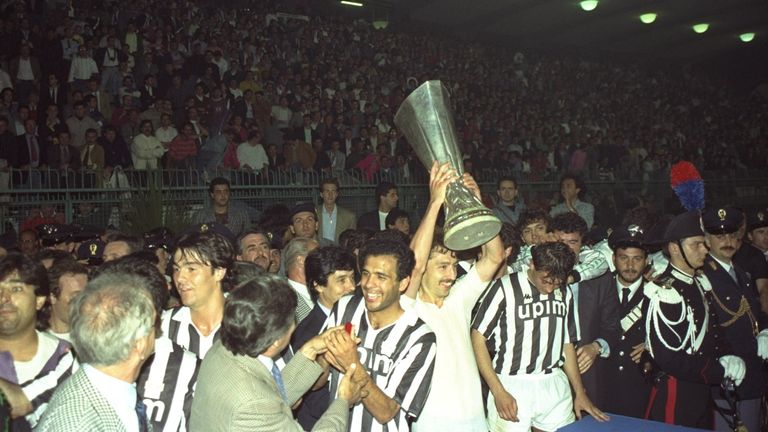 Die Serie A dominierte damals den europäischen Fußball. Juventus gewann den UEFA Pokal (Vorgänger der Europa League) und Sampdoria Genua holte den Pokal der Pokalsieger. Die Champions League gab es damals nicht, sie wurde 1992 ins Leben gerufen...