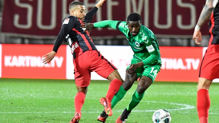 Der SV Wehen Wiesbaden (rot-schwarzes Trikot) und die SpVgg Greuther Fürth teilen sich die Punkte.