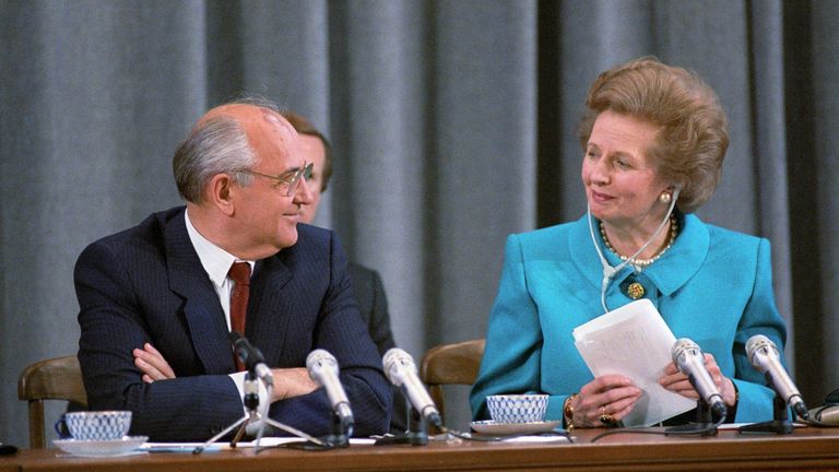 Zudem gab es damals noch die Soviet Union mit Mikhail Gorbachev an der Spitze (l.). In Großbritannien hatte die ''Iron Lady'' Margaret Thatcher (r.) als Premier Ministerin das Sagen.