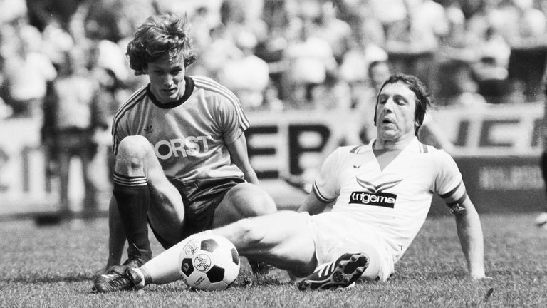 1981 war eine der bittersten Stunden in der 116-jährigen Geschichte von S04. Als Tabellenvorletzter stieg Königsblau erstmals aus der Bundesliga ab. Kurios: Die zweitschwächste Abwehr der Liga trug ausgerechnet  weiße Trikots, die gemeinhin mit defensiver Stabilität assoziiert werden. 