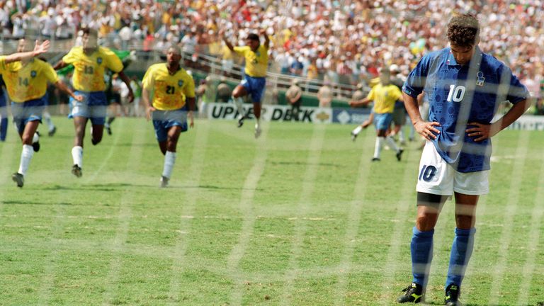 Besonders bitter: Im WM-Finale 1994 verschoss Baggio den entscheidenden Elfmeter. Für einen Titel mit der Azzuri reichte es deshalb nie.