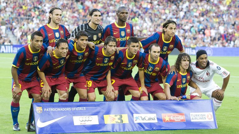 Selbst als Gegner durfte Ronaldinho (r.) auf das Mannschaftsfoto des FC Barcelona.