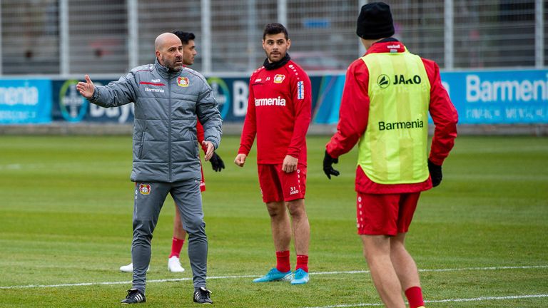 Leverkusen: Bosz gab den Spielern nach einer Einheit am Samstag bis einschließlich Dienstag frei. Das habe nichts mit dem Coronavirus zu tun, sondern diene der Regeneration. Bis auf Weiteres findet das Training unter Ausschluss der Öffentlichkeit statt.
