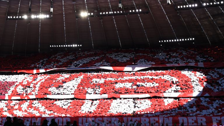 Zum 120-jährigen Jubiläum gegen den FC Augsburg stellten die Bayern-Fans in einer Choreo das Wappen von 1923 dar.