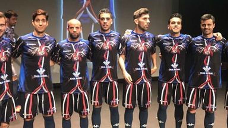 Viertligist Zamora CF war besonders originell: Die Trikots der Spanier stellen den Blutkreislauf des Menschen dar. Das Vereinslogo wurde natürlich an der Position des Herzens angestickt (Bildquelle: twitter.com/ZCFoficial).