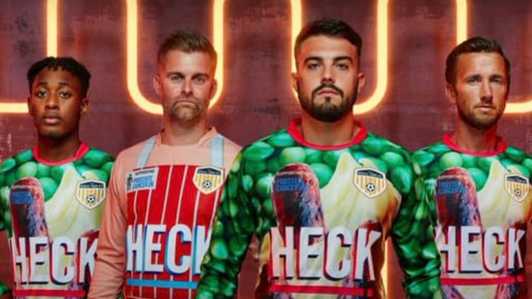 Bei den Amateuren des AFC Bedale haben ungewöhnliche Trikotmotive Tradition: mal ziert ein übergroßer Hotdog, mal eine Bratwurst die Shirts. Das ist kein Klamauk, vielmehr sammelt der Verein Geld für eine Stiftung, die gegen Prostatakrebs kämpft (Bildquelle: twitter.com/AfcBedale).