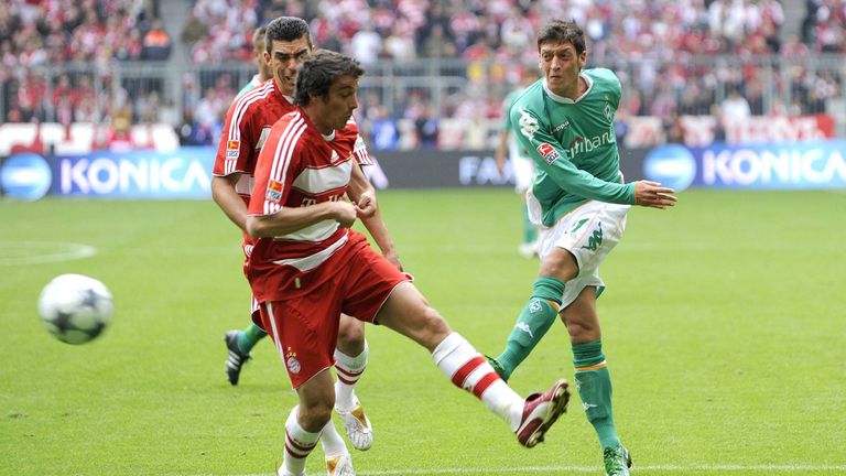 WERDER BREMEN 2008/09: 5. Spieltag beim FC Bayern (2:5)
Mit Mesut Özil brachten die Werderaner die Allianz Arena zum Schweigen. Zwischenzeitlich führten die Gäste sogar mit 5:0! Trainer Thomas Schaaf entschied sich damals für diese Erfolgself ...