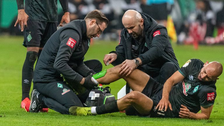 Ömer Toprak erleidet im Pokalspiel bei der SGE eine Riss-Quetschwunde in der Wade. 