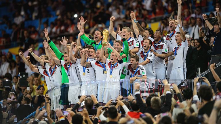 Da ist das Ding! 2014 streckten die Stars nach dem gewonnen Finale gegen Argentinien den WM-Pokal in die Höhe. Für manchen Spieler war es der letzte Auftritt im DFB-Trikot. Das machen die Weltmeister heute: