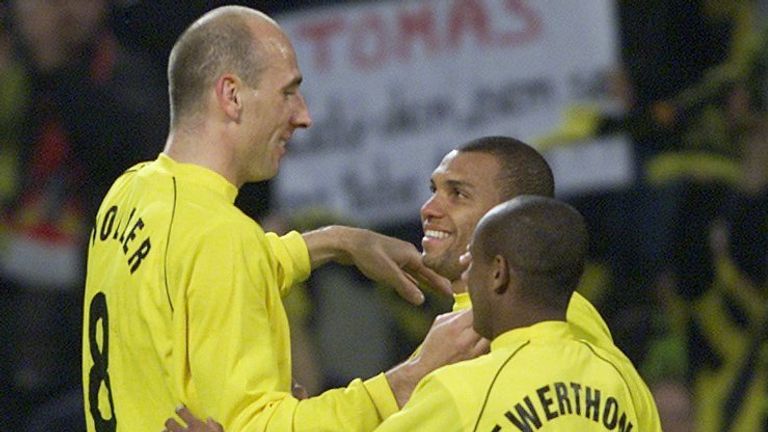 4. April 2002: Amoroso-Show gegen den AC Mailand! Im UEFA-Cup-Halbfinale gewinnt der BVB mit 4:0 gegen Milan und dem Brasilianer gelingt ein Hattrick in der ersten Halbzeit.