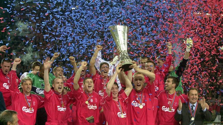 16. Mai 2001: Der FC Liverpool gewinnt im Westfalenstadion vor rund 50.000 Zuschauern nach 17 Jahren wieder eine Europapokal-Trophäe. Das Team um Gerrard, Hamann und Babbel feiert im UEFA-Cup-Finale gegen CD Alaves einen 5:4-Sieg nach Golden Goal.