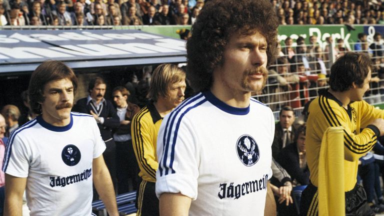 Mit den Einnahmen des Hauptsponsors erholte sich Eintracht Braunschweig aus seiner finanziellen Krise und konnte 1977 den Star Paul Breitner (vorher FC Bayern und Real Madrid) verpflichten.